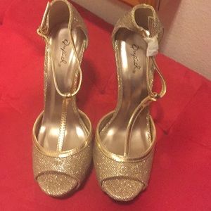 Gold 4” platform heels NWOT